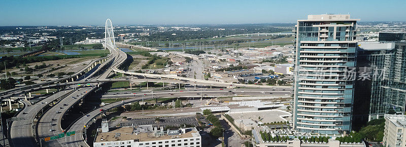 全景空中俯瞰市中心的摩天大楼高层建筑和玛格丽特亨特希尔桥横跨三一河从市中心达拉斯，得克萨斯州伍德尔罗杰斯高速公路(德克萨斯州366 Spur